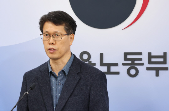 천경기 고용노동부 미래고용분석과장이 7일 오전 세종시 정부세종청사에서 고용행정 통계로 본 2022년 10월 노동시장 동향을 발표하고 있다. <연합뉴스>